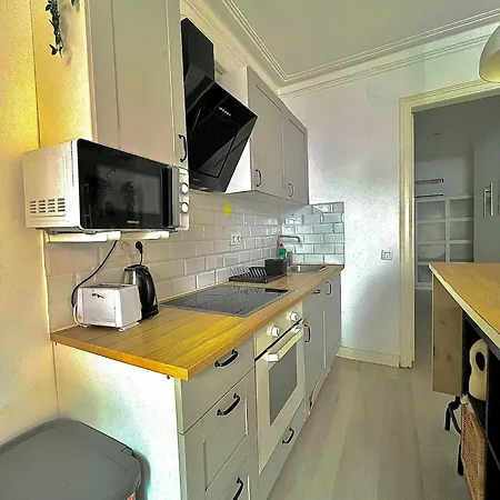 Albergue Private Near Parallel Av Barcelona