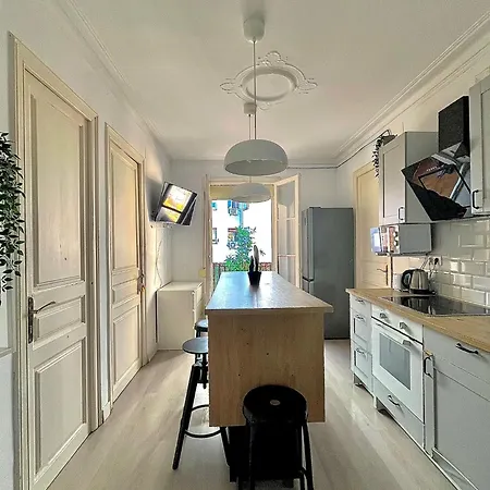 Albergue Private Near Parallel Av *